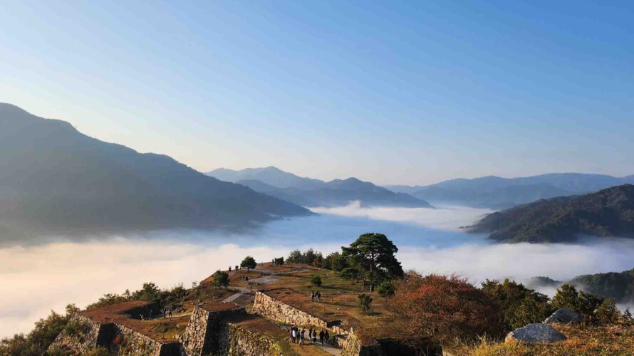 竹田城跡で雲海を見る